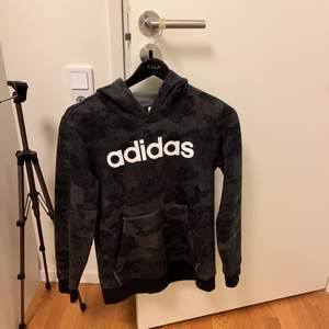 Säljer en bekväm och fin Adidas hoodie för 13/14 åringar storlek 164  Kolla sista bilden