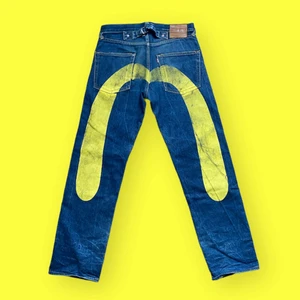 evisu jeans - intressekoll på mina gula evisu jeans. ‼️TAR EMOT TRADES‼️SKICKA BILD PÅ DET DU HAR‼️ dem e är i grymt skick för sin ålder och har inga slitningar/ hål! kom privat om du har frågor eller om du söker fler bilder! SKRIV ETT ERBJUDANDE SÅ TAR VI DET DÄR IFRÅN!!