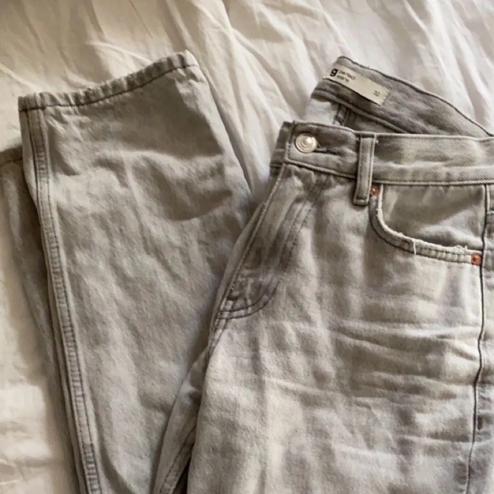 Säljer dessa populära slutsålda low waist jeans från Gina Tricot. Super bra skick, säljs då dom inte passar längre. I storlek 32 💗 Frakten tillkommer på priset 💗. Jeans & Byxor.