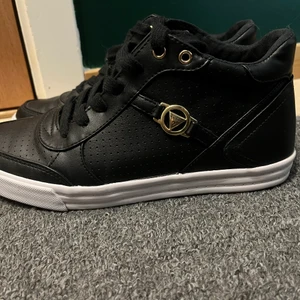 Guess damsko - Använd 1 gång. Storlek 40 