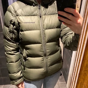 Peak performance dunjacka  - Så fin, sparsamt använd peak jacka. Khakigrön i storlek XS. 1000kr, ej inklusive frakt ☺️