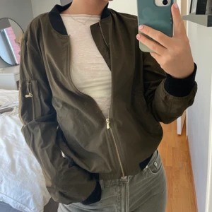 Tunn bomberjacka - Tunn bomberjacka från Zara. Knappt använd, storlek s. 