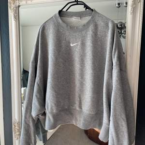 Nike oversized sweatshirt  Knappt använd. Storlek M, dark grey heather. Köparen står för frakt skickas spårbart 66kr om köparen inte önskar annat fraktset.