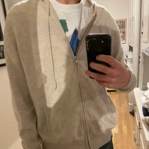 Soft Goat hoodie kashmir - Skön kashmirhoodie perfekt till hösten. Storleken är L men passar också bra till mig som har M. 