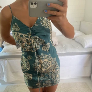 Zara klänning - Säljer denna supersöta klänning jag köpte här på plick men som jag aldrig kunnat använda då den var för liten över bröstet. 