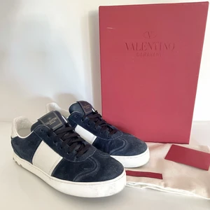 Valentino skor - Valentino skor i strl 38, kommer med dustbag och skolåda - skriv om ni har frågor eller vill ha fler bilder 💙