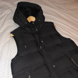 Dunväst från Zara - Populär dunväst från Zara. Väldigt gott skick då den knappt är använd.