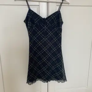 Så snygg klänning från Urban Outfitters. Står att storleken är S-P, skulle säga att den passar både en xs och s. Fint skick! 