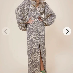 Klänning - En fin oanvänd klänning från Adoore, köpt för 1 655kr.                    Prislapp sitter kvar. Säljs för att det är fel storlek och går ej att skicka tillbaka. Klänningen finns inte kvar hos adoore längre.