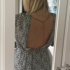 Klänning m. Öppen rygg - Unik klänning med öppen rygg och guldkedja från BikBok💗 Fint grått mönster och luftigt tyg. Storlek M. 
