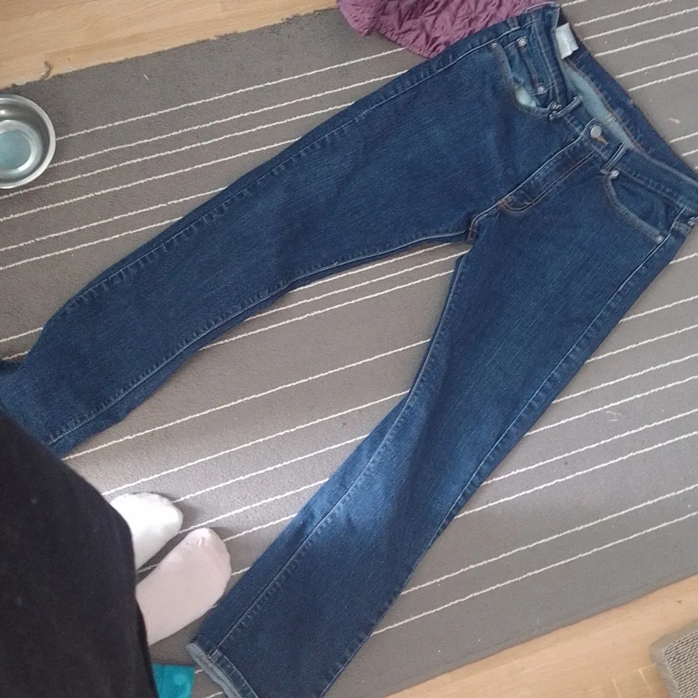 Levis jeans i midjan är det w.34 och längd 32. Jag säljer dom pga viktnedgång så nu ligger dom bara. Jätte fina på för den kurviga kroppen men kan även passa en storlek 30 i midjan då den är lite mindre i storlek . Jeans & Byxor.