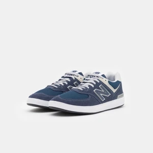 New balance 574 - Säljer mina new balance 574 som bara är använda en två gånger! Så inprincip nya! Vid fler bilder skriv! 🖤 Frakt kostar extra 