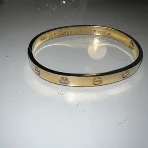 Cartier armband i guld, AAA-kopia. Lite större än   den andra som är uppe