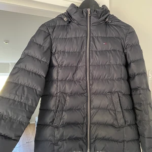 Vinterjacka - Höst/vinter jacka från Tommy hillfiger. Fint skick 