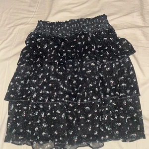 Blommig kjol - storlek XS