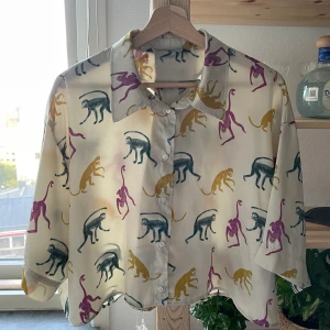 Zara cropped satin shirt - Cropped Zara shirt in perfect condition! barely used :) the price includes the shipping