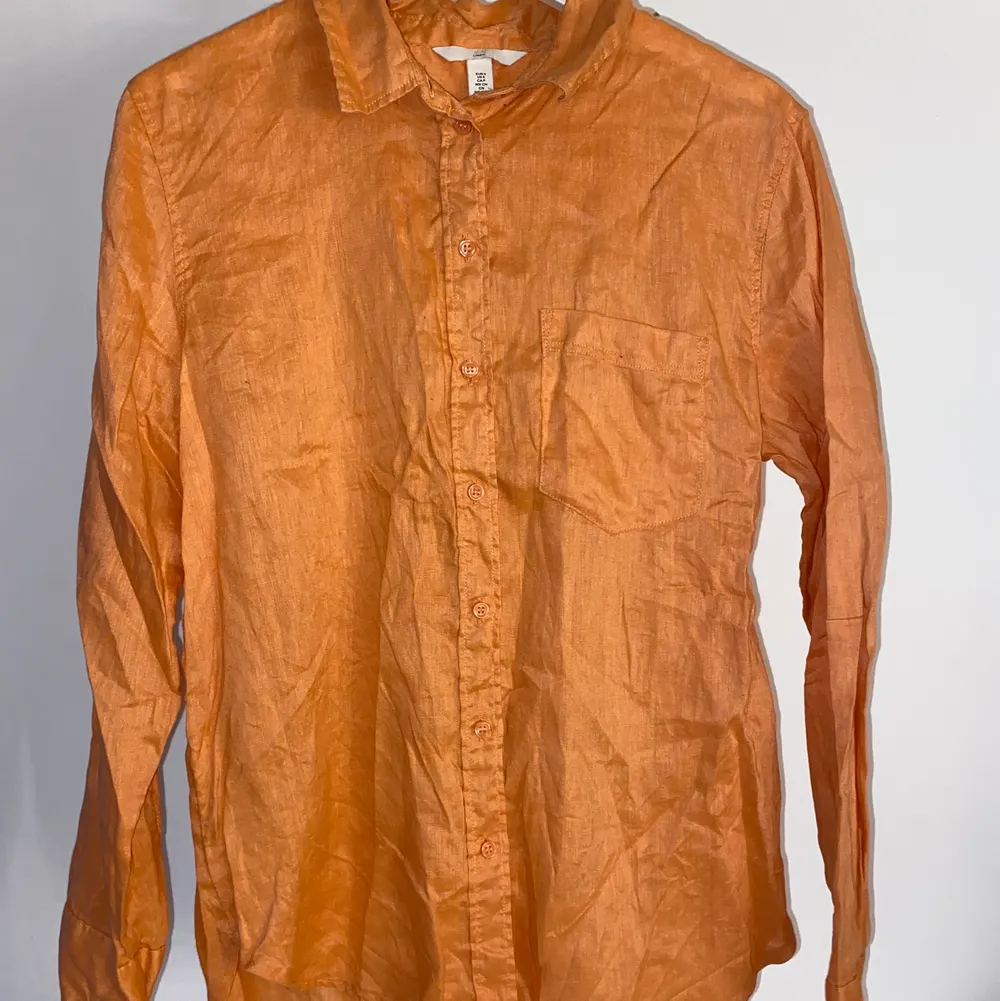 Fin orange skjorta som är helt oanvänd, alltså nyskick. Skjortor.