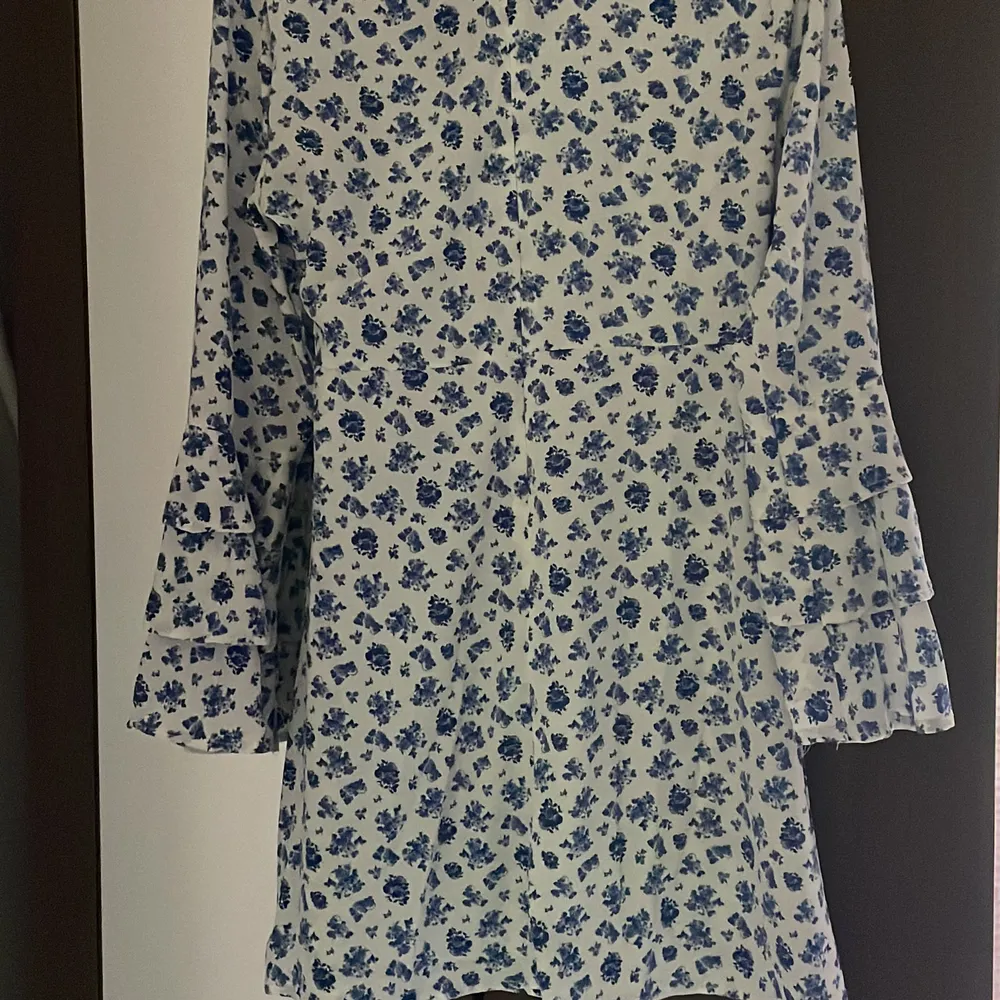 En blommig klänning, som passar perfekt till både vardag och festliga tillfällen. Stl M 100 kr. Mekot.