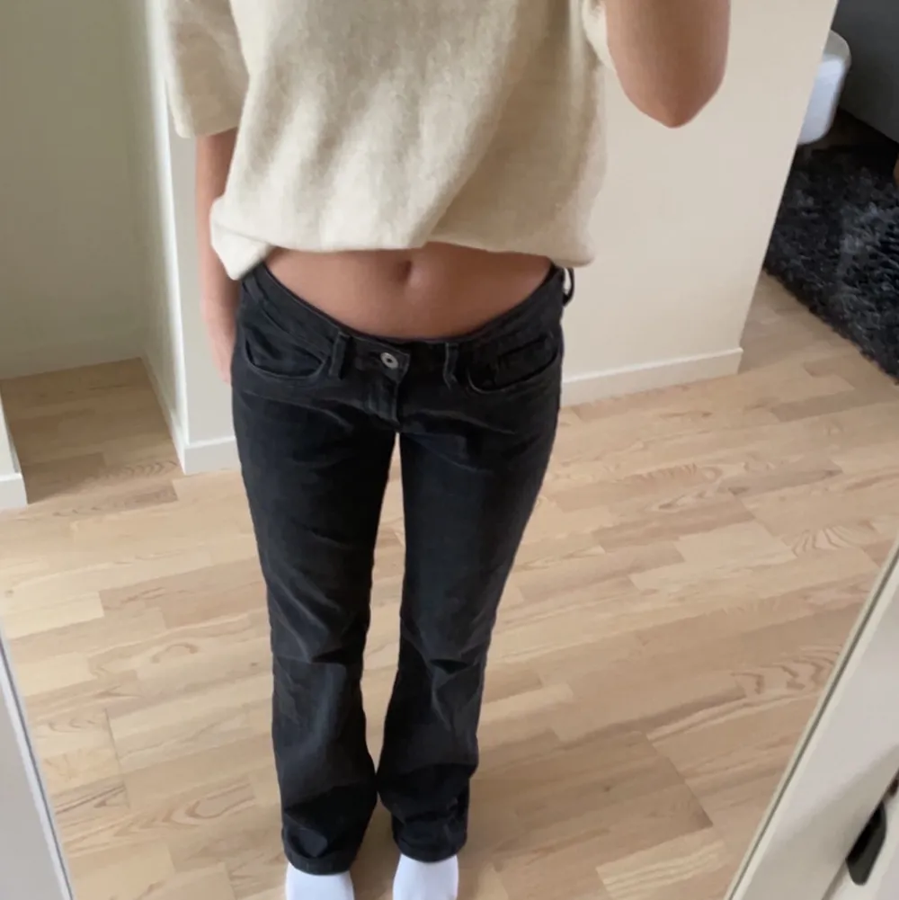 Säljer dessa skitsnygga lågmidjade jeans från Pepe jeans! Aldrig använda och säljer pågrund av att jag råkade köpa en förstår storlek och försent att lämna tillbaks💓. Storlek w26 L32⭐️ Pris: 450+frakt! . Jeans & Byxor.