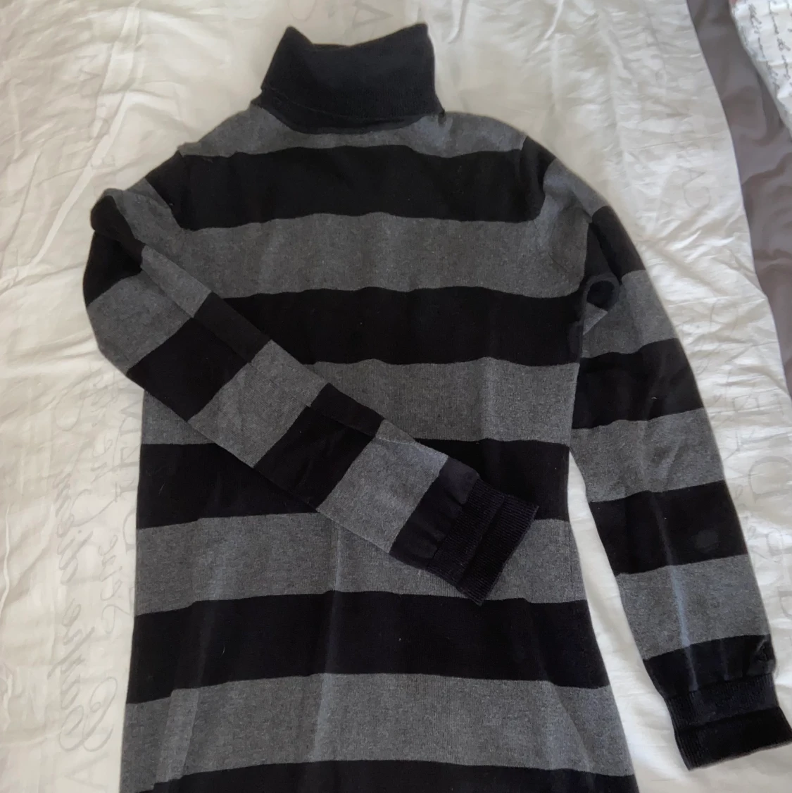 Stickad randig klänning