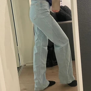 Wideleg jeans MADLADY - Wide highwaist jeans från madlady, stl 32 och endast använda två gånger därav nyskick. Nypris 599 kr  Är 161 cm lång