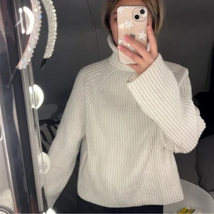 Vit stickad tröja  - En vit stickad tröja ifrån h&m köpt förra året. Tröjan är i bra skick.