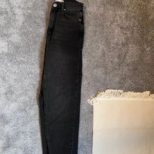 Jeans från ginatricot  - Storlek 34 40kr Köparen står för frakten, kan mötas upp i och runt Falun🫶🏻