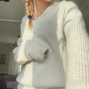 vit stickad tröja - från gina tricot i stl XS, bra skick då den inte är speciellt nopprig!
