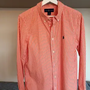 Hej, säljer en snygg skjorta från Ralph Lauren i storlek (XL 18-20 år). Den är i väldigt bra skick, sitter ungefär som en small. 