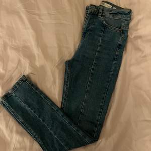 Supercoola jeans med sömmar framtill från märket Subdued. Storlek W22 men passar upp till W24. Ankellånga och thighta hela vägen. Jättebra skick, inte använda så mycket. 
