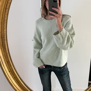 Stickad törja - En mysig stickad tröja i ljusgrön färg. Perfekt för hösten! Säljer då jag itne använder den längre, och har endast använt den ett fåtal gånger innan. Köpt för ca 400kr från arket. 