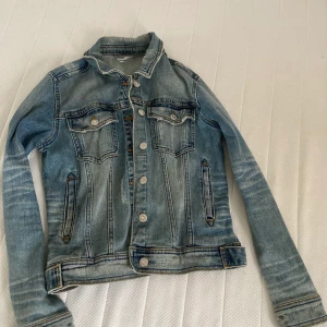Jeans jacka från Zara i XS - Bra skick, blå färg. Näst intill oanvänd. Skriv för fler bilder. Kom med bud 