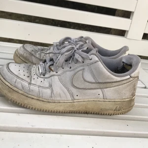 Vita airforces - Vitaairforces i smutsigt skick