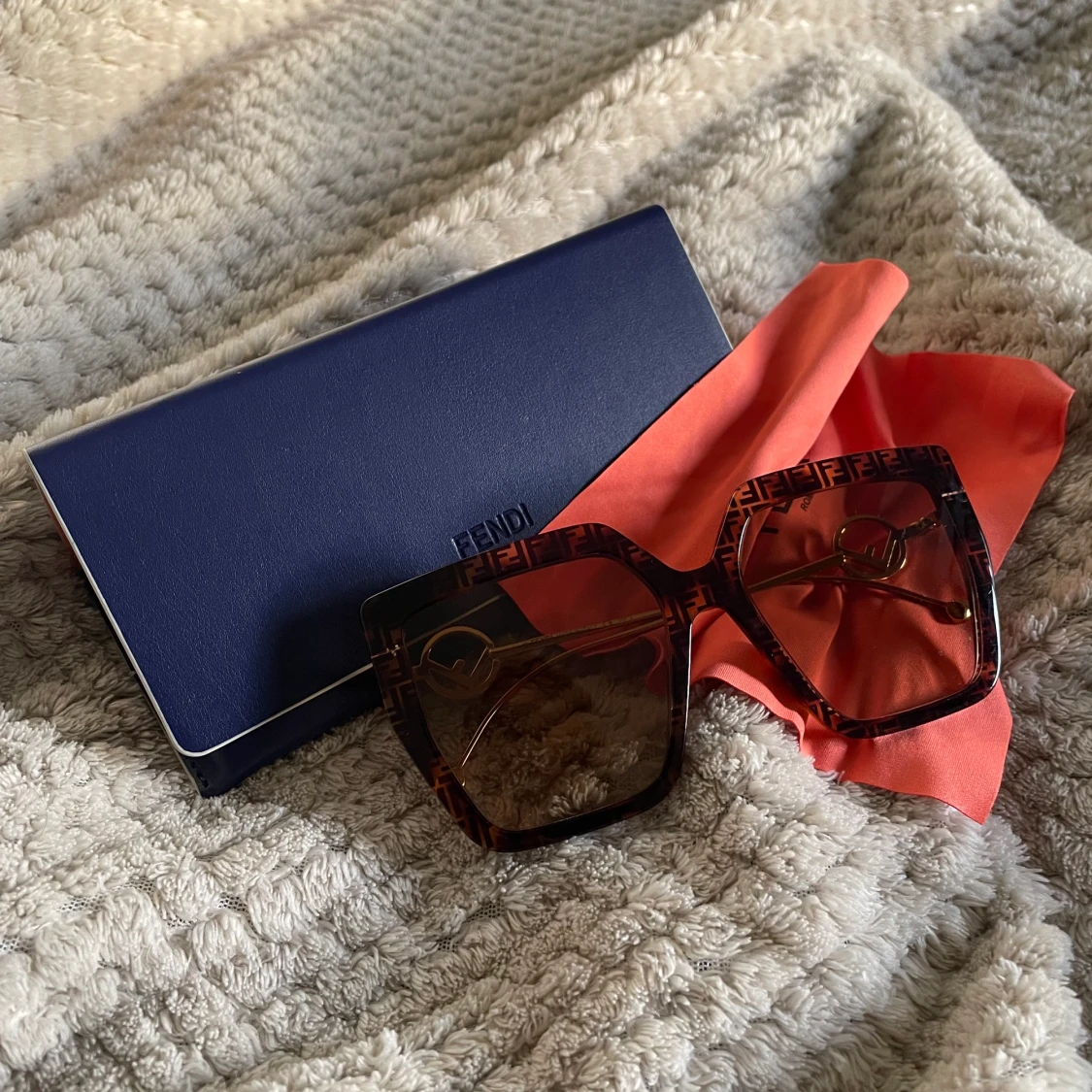 Fendi solglasögon  - 90