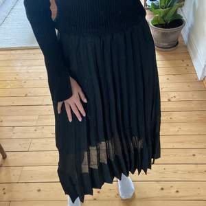 Säljer denna svarta veckade långa kjolen från NA-KD 💙kjolen kommer tyvärr inte till användning. Kjolen har en transparent rand (se bild) Köparen står för frakten! Svarar gärna på frågor och skickar fler bilder 😍