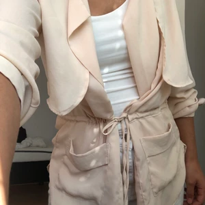 Blus - Beige blus i storlek 34-36