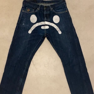 Bape baby milo sad face denim - OG Bape sad face jeans från 2000 talet. Det är en det är en av de mest eftertraktade Versionen pågrund på grund av babymilos ansikte på baksidan den är gjort i Japan om du har några frågar skriv till mig pris kan diskuteras.