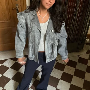Isabel Marant jacka🧸🧸 - Snygg jeansjacka till hösten från Isabel Marant! Man kan ta av ärmarna och även använda som en väst med en stickad tröja under❤️❤️ Superfint skick!!! 