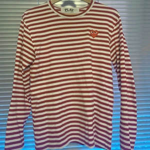 CDG PLAY Red Striped Long Sleeve - Sparsamt använd, 8-9/10 cond. Inte använd på typ 2 år. Nypris 1400kr
