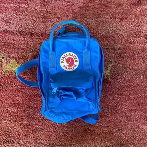 blå kånken mini - sparsamt använd! sittdyna finns inte! 