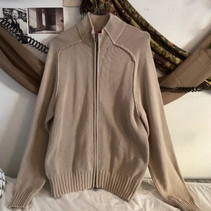 Beige kofta - Beige kofta köpt secondhand! Mysig under hösten och bra skick :)) fin passform🫶 två dragkedjor 