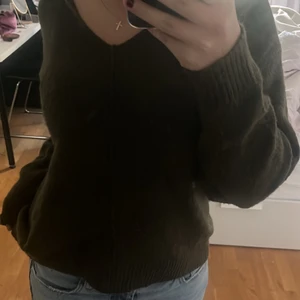 Stickad tröja - En sån fin mörkgrön stickad tröja med v ringning. Är ursprungligen ifrån Hm. Storlek S men sitter oversize