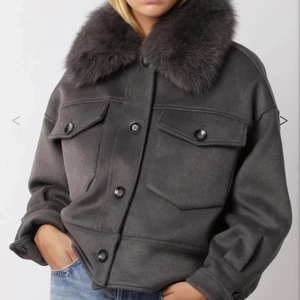 Meotine Charlie Grey - Charlie Jacket by Meotine från den klassiska kollektionen. Jackan har en avtagbar krage i 100 % premium grå rävpäls, två framfickor och knappstängning. Den är använd men fortfarande i mycket bra skick. Säljer den eftersom den är för stor för mig. Prislappen finns kvar och modellen är för tillfället slutsåld. 🌸