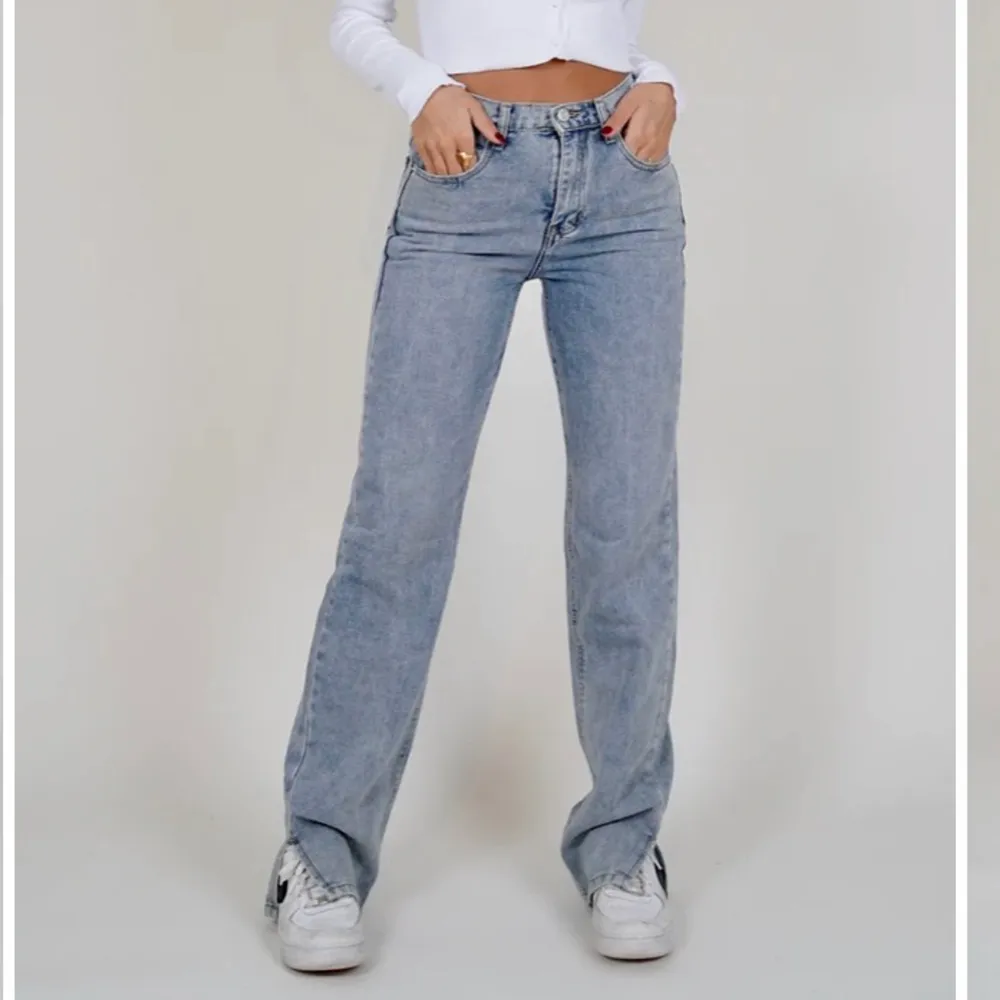 Ljusblåa jeans med slits från Venderby’s som inte kommer till använding. Köpta för ca 660 svenska kronor. Skriv privat. (Vet inte vad frakten kostar exakt så ba tog något alternativ) . Jeans & Byxor.