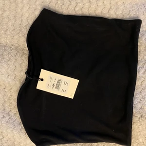 Helt ny topp - Köpte denna som ej passade mig. Helt ny o helt oanvänd. Den är mjuk i materialet o sitter som en magtröja skulle jag gissa ❤️