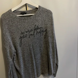 Stickad tröja  - Bra skick  Köparen står för frakten 