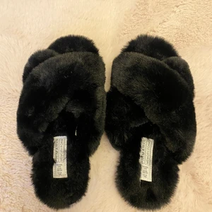 Fluffiga tofflor - Helt nya memory foam-tofflor från Primark. Säljer pga fel storlek. Aldrig använda, bara provade. Storlek 38/39. 