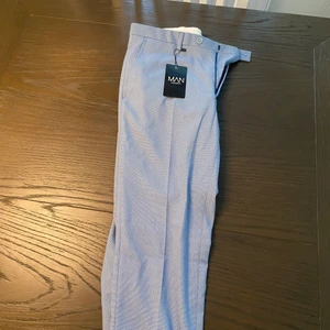 Boohoo man  - Grå ljus blå kostym byxor, helt nya, storlek S