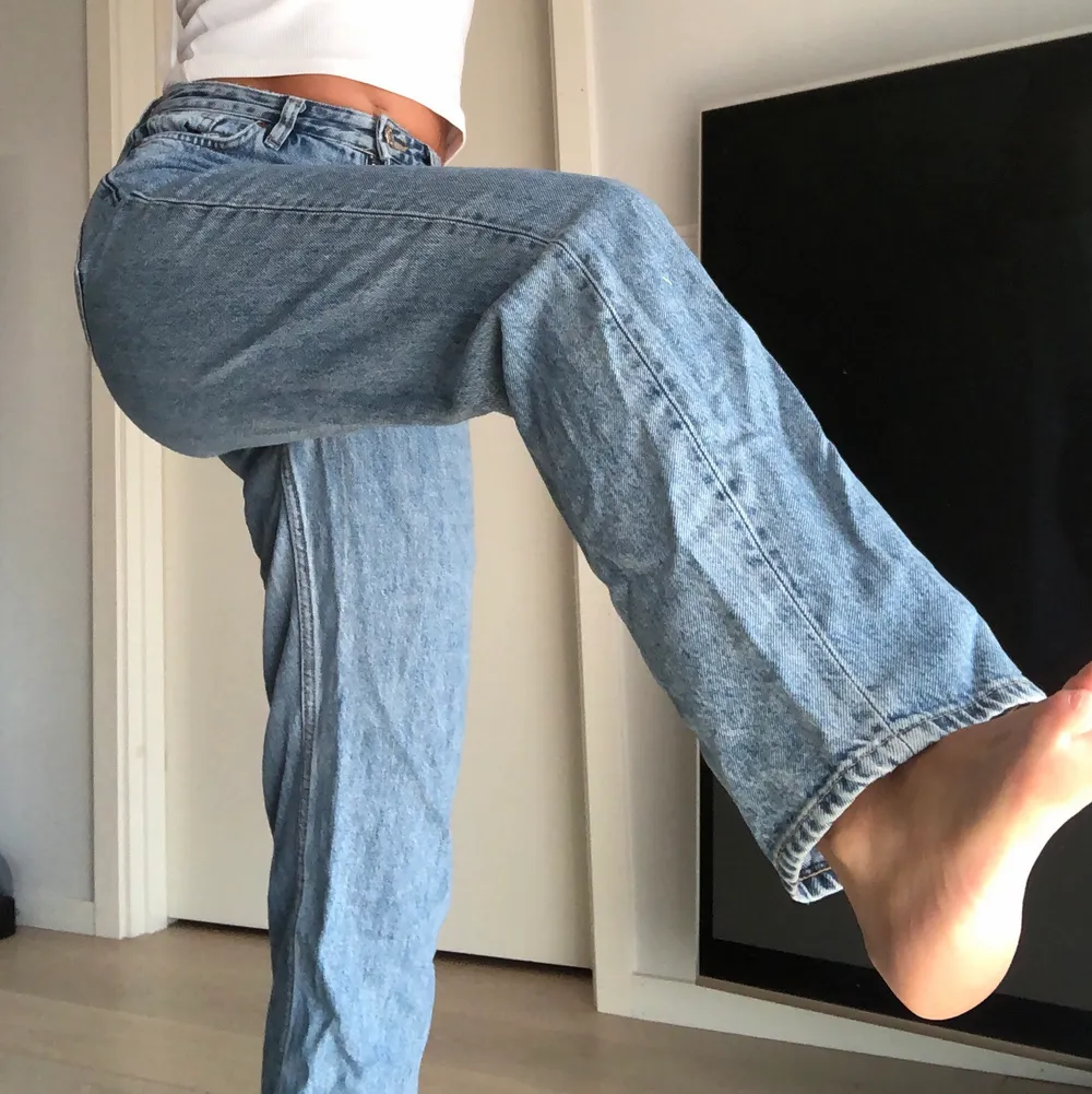 Straight blåa jeans.. Jeans & Byxor.