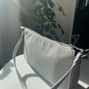 Baguettebag  - Säljer min glittriga silverväska från Ginatricot. Supersöt och fin till ex nyår eller annan fest. Säljer då jag har flera glittriga väskor❤️ Säljer för 70 kr + frakt! 